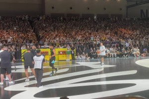 簡直日天了！庫里LOGO三分抬手就有，現(xiàn)場球迷一片驚呼！