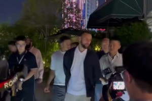 老干部？！庫(kù)里這一身行頭 有點(diǎn)領(lǐng)導(dǎo)來(lái)渝視察的味道