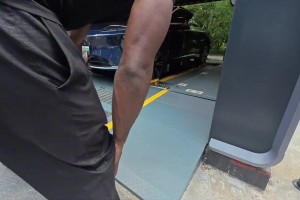 主播王子星：帶杰倫-布朗體驗蔚來換電！直接趴下觀看