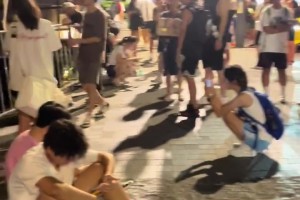 只為見偶像一面！庫里球迷在酒店蹲守 從下午一直等到晚上12點