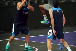 天賦壓制！字母哥希臘隊(duì)訓(xùn)練，上演招牌一條龍戰(zhàn)斧砸扣