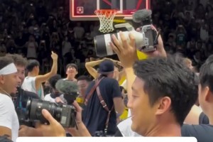 用你的方式擊敗你！4號(hào)小伙三分絕殺庫(kù)里隊(duì) 看得庫(kù)里雙手抱頭??