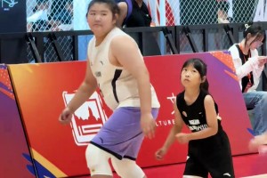 小籃球總決賽 來自山東巨妞王者的蔑視 福建小妹還想搶板呢