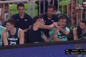 隊(duì)霸實(shí)錘??東契奇在板凳席上竟“大打出手”“手刃隊(duì)友”