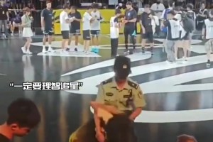 庫里線下活動，女球迷想沖入場內(nèi)，被保安死死拉住了