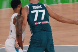 好家伙，英國(guó)球員為了防東契奇，不惜用上了夾臂的方式??