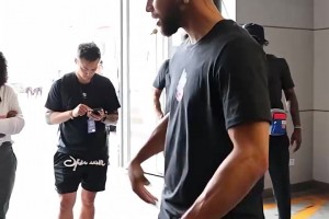 隊(duì)長別開槍！庫里中國行搞笑瞬間：不裝了，直接上才藝！