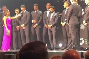 賴斯說我們連續(xù)三年第二時，薩拉赫立刻看向了范迪克??