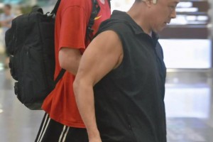 胡明軒抵達深圳機場胡爸爸接機 網(wǎng)友：胡爸爸這身材一看就練過！