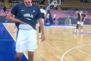 這人肚腩大到突出來，上場5秒就開喘，真的會(huì)打球？??