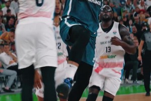 東契奇這突破看起來好容易啊，輕松就殺到籃下上籃了！??