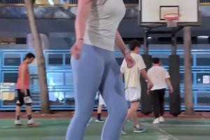 瑜伽褲有加成！??野球場(chǎng)肘姐：跟我一組，我來負(fù)責(zé)得分