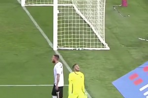 ??這也能踢進(jìn)？薩拉赫在羅馬時期這粒零角度進(jìn)球真的驚為天人！