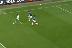 23-24賽季英超最佳助攻！伊薩克底線1過4后喂餅，看的人頭皮發(fā)麻