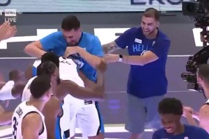 有仇報(bào)仇有冤報(bào)冤！字母哥被之前掌摑的隊(duì)友暴打??