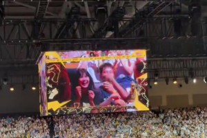 庫里中國行kiss cam環(huán)節(jié) 導(dǎo)播給到了場邊的凱瑞圖跟哎呦薇??