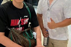 這下真成中國(guó)熊貓了?????楊瀚森訓(xùn)練中被肘擊，眼睛淤青明顯