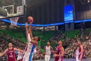 15分鐘砍25+10！字母哥籃下強(qiáng)打鉑金后大秀肌肉