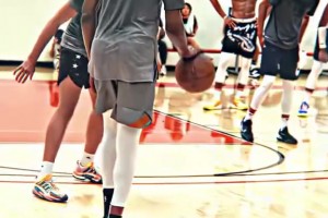 ??臥槽，眼睛被撞烏青！楊瀚森曬自拍：盧卡 新賽季見(jiàn)！