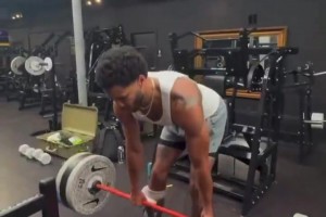 夠拼的！塔圖姆還未痊愈 穿著保護(hù)靴也要練上肢力量