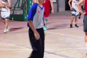諸暨小孩哥當(dāng)籃球裁判硬控全場！小學(xué)開始打球 爸爸教他手勢規(guī)則