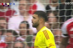 反應(yīng)是真快?。∷固佤斠量私嚯x頭球攻門，拉亞神撲化險(xiǎn)！