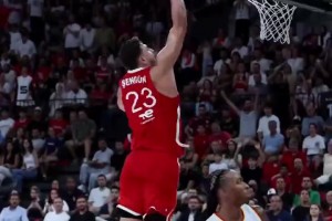 又進(jìn)化了？申京熱身賽先封蓋對(duì)手三分 隨后送上反擊暴扣????