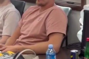 約基奇比賽之余玩2K 自己操縱自己結(jié)果沒(méi)防住對(duì)手????