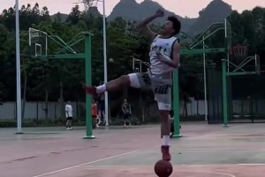 這算誰的？小伙扣籃落地時踩到球場上的籃球，這會疼死吧！??