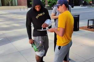 太寵粉了吧！勇士小佩頓街頭偶遇球迷并用受傷的手簽名??