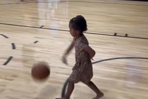 慈父嚴(yán)師?????利拉德指導(dǎo)女兒Kali運(yùn)球???♀?...