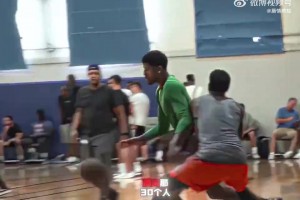 楊毅：NBA之所以是世界第一聯(lián)賽，就因?yàn)樽铐敿獾哪?0個(gè)球員