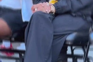 科嫂瓦妮莎上腳了科比3的施華洛世奇版本，高貴典雅！