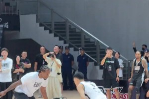 吸盤？萊昂納德這手是真大啊！防守李觀洋還是收著防了！