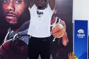 倫納德在球迷見面會(huì)上擺出標(biāo)志性大手動(dòng)作?