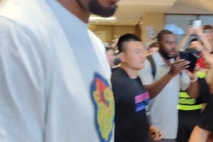 一狂熱球迷朝小卡沖過來，被好友憤怒攔下，小卡見狀直接笑了??