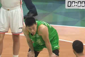 有點恩怨?。V東外援沃特斯罰籃時，張鎮(zhèn)麟不斷噴垃圾話