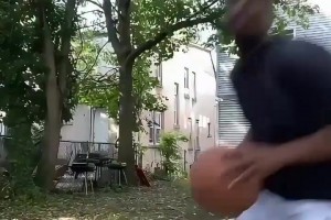 這位真是沒少看！網(wǎng)紅惡搞：哈登是怎么打球的？