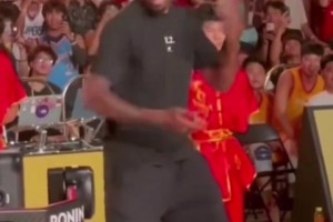 小卡感受中國武術，臉上的笑容難以抑制