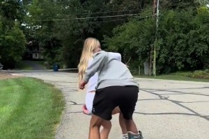 恢復(fù)順利！哈利伯頓身穿保護(hù)靴 公主抱妻子秀恩愛(ài)