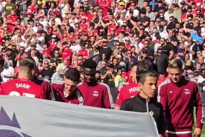 激情四射！賴斯對著芒特拋媚眼，甚至對著接下來每一個人都拋媚眼