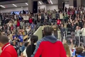 登哥給場邊的球迷扔T恤，這臂力也是相當可以啊??