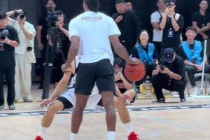 倫納德成都單挑科比門徒 單手抓球?。。?！青春回來了...