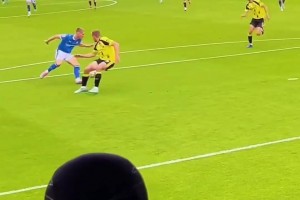 英乙球員這處理球泰然自若，進(jìn)球從容不迫??