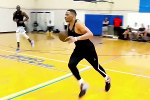 艾弗森vs威少，誰(shuí)歷史地位更高？楊毅：AI技術(shù)更強(qiáng)，威少身體更好