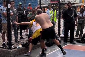 籃球網(wǎng)紅方良超在紐約打球遭老外挑釁，隨后強(qiáng)硬回應(yīng)打爆對(duì)手！