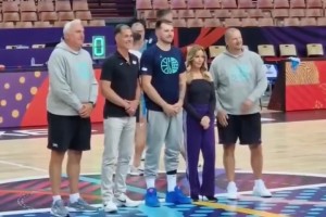 看好這個(gè)大寶貝！珍妮阿姨和佩林卡總經(jīng)理現(xiàn)身歐錦賽慰問東契奇