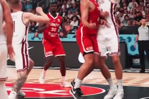 約老師都沒這手？申京假手遞手突破+腦后妙傳助攻隊(duì)友暴扣??