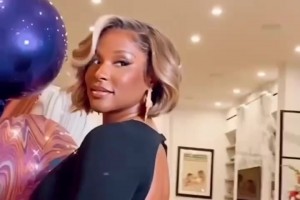 老詹妻子薩瓦娜這身裝扮什么水平，感覺欣賞不來(lái)??！??