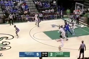 個人能力還是相當(dāng)出色的！張鎮(zhèn)麟此前在NCAA賽場曾單場砍下25分